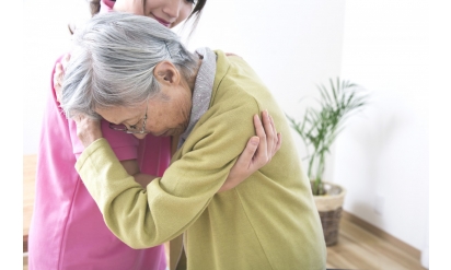 無資格の介護職員に認知症研修を義務化　厚労省方針　経過措置を経て実施へ